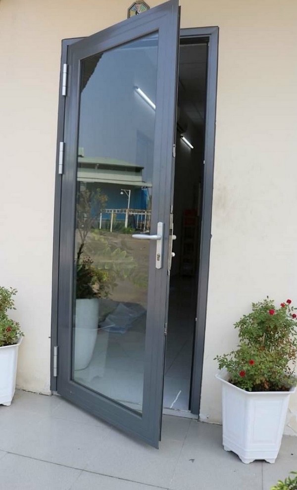 Mẫu cửa nhôm kính 1 cánh đẹp màu đen mở quay