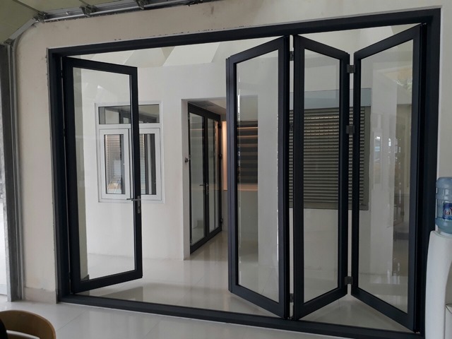 Yếu tố làm ảnh hưởng tới giá cửa nhôm kính 4 cánh