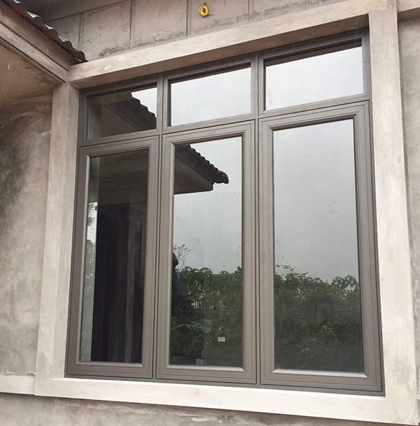 Cửa sổ khung nhôm kính 3 cánh màu đen có ô thoáng