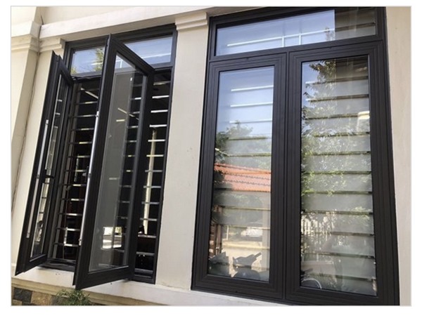 Mẫu cửa sổ khung nhôm kính màu đen có ô thoáng