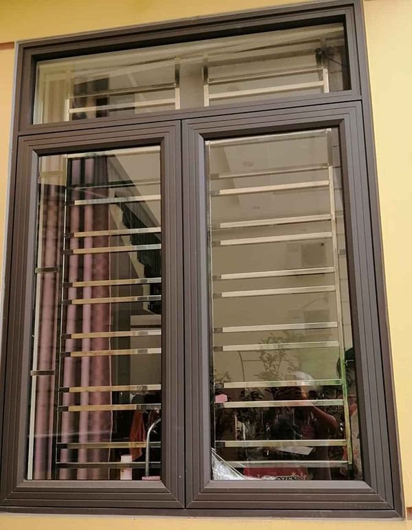 Mẫu cửa sổ mở quay 2 cánh đẹp màu trắng