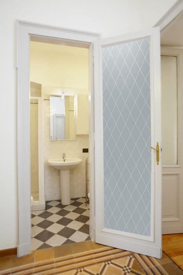 Mẫu cửa nhôm nhà tắm màu trắng decal kính mờ