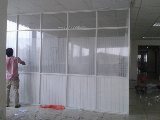 Có nên lắp đặt vách ngăn phòng khách bằng nhôm