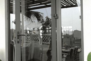 Cửa nhôm kính 1 cánh giá bao nhiêu tiền trên một mét vuông