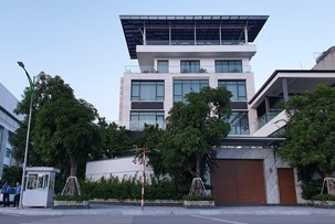 Cửa nhôm kính màu xanh đen