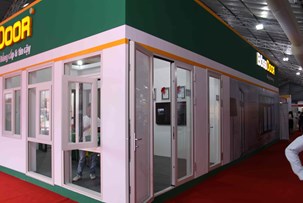 Cửa nhôm trắng sữa