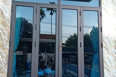 Giải đáp thắc mắc: Bộ cửa nhôm kính 4 cánh giá bao nhiêu?