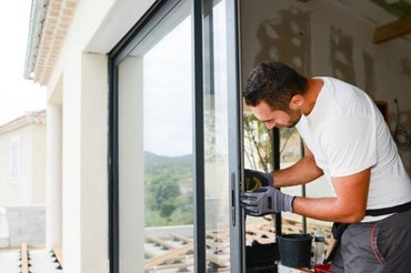 Nguyên nhân cửa nhôm kính bị xệ và biện pháp sửa chữa nhanh chóng